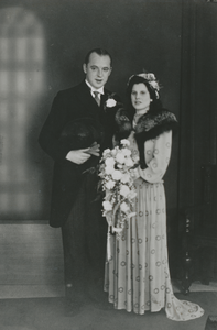 876440 Portret (trouwfoto) van Johannes Hendrikus ('Joop') de Winter en Anthonia ('Tonnie') Emo uit Wijk C te ...